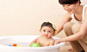 Tắm Massage trẻ sơ sinh